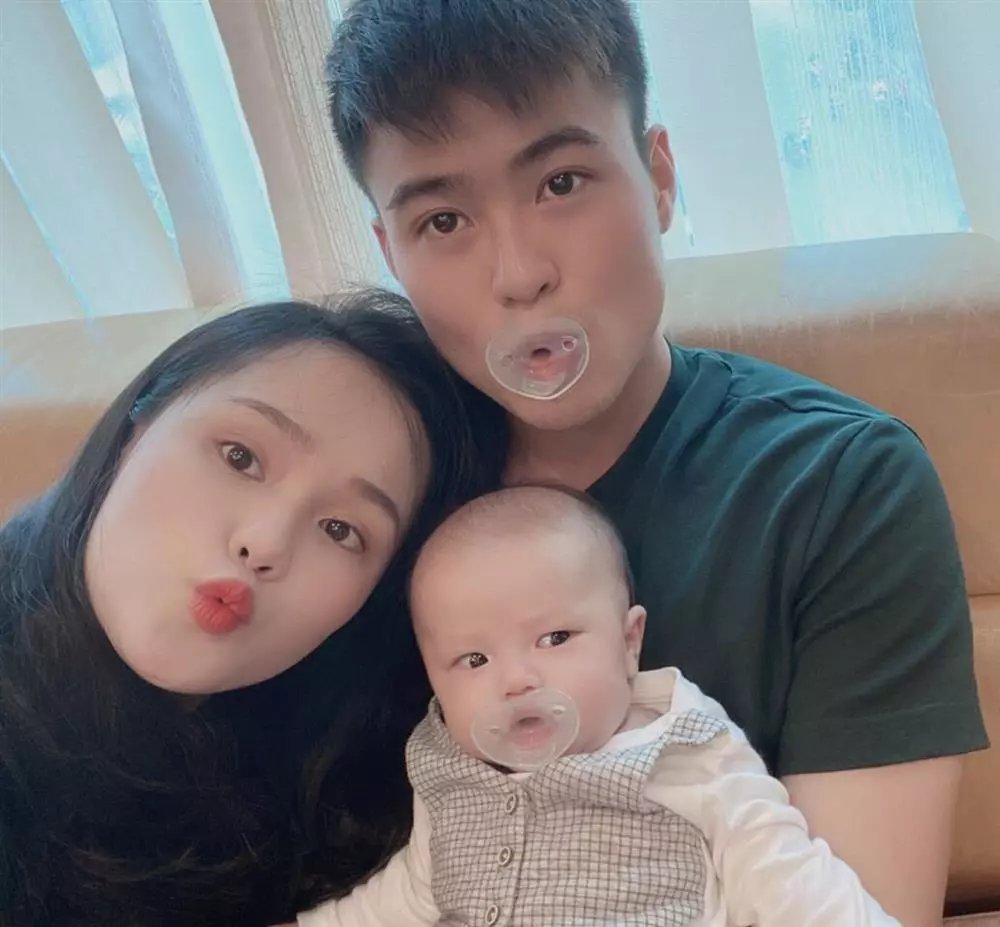 Duy Mạnh đã lập gia đình với Quỳnh Anh và có 1 trai 1 gái